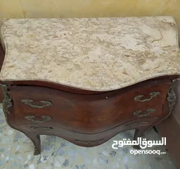  4 بيرو مصري خشب قديم سطح رخام ملبس بنحاس عالجوانب بحال جيد جدا والشكل روعة