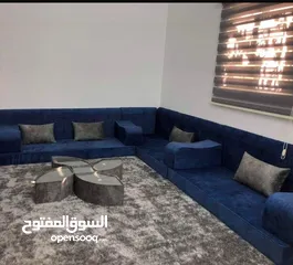  1 طقم شبه جديد طقم كنب مع طقم طاولات جلسه عربيه