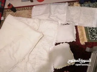  1 لحاف نوعيه يثقيله و فخمه صيفي مع وجوه مخدات و مخدات صغار عدد2