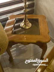  3 صالون ضيوف وطاولتين جانبيتين وطاولة وسط كبيرة للبيع في حال الوكالة