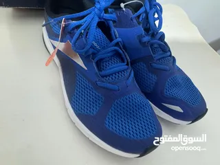  10 حذاء رياضي أزرق من Reebok، خفيف، بتهوية جيدة ونعل مريح بتقنية Memory Tech.