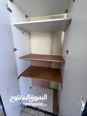  5 غرفة نوم ماستر بحالة ممتازة  تفصيل خشب لامنيت ملبس من داخل والخارج ،  تتكون من خزانة 6ابواب وتخت