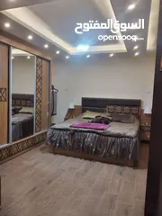  2 غرفة نوم مع البرادي و غاز للطبخ في حالة ممتازة