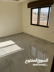  24 شقة اخير مع روف/ مساحة 176م/ ترس واسع جداً و مطل على شارعين/ صرف صحي واصل