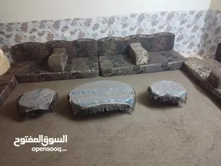 3 جلسه عربية اسفنج ضغط 18 مع طاولات خشب مع سجاده خمسة باربعه ونص متر بحالة الوكالة.