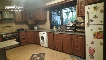  6 منزل مكون من 3غرف نوم و3 حمامات واحده ماستر وصاله وصالون  وحديقه عدد 2
