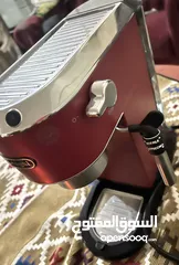  1 كوفي ماشين delonghi  دلونجي من احسن الأنواع ف الكوفي الماشين العالمي استعمال خفيف اللون الاحمر يتميز