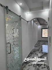  10 شقة استثمارية  للبيع بسعر مغري مع مطبخ وديكورات خشبية مميزة