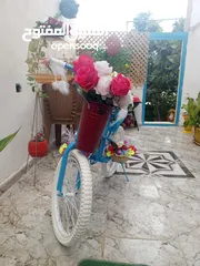  4 بسكليت مزين بورود اصطناعي