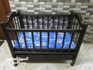  1 تخت بيبي خشب