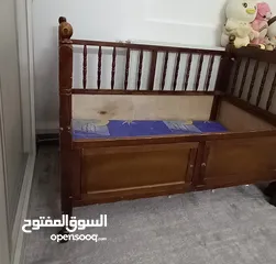  2 تخت اطفال.