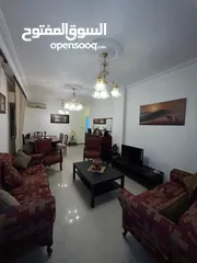 3 شقه  ارضيه مفروشه مكونه من غرفتين نوم وحمامين وصاله وصالون ومطبخ مجهز بالكامل  برنده  مواقف خاصه