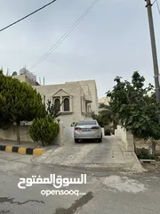  16 فيلا للبيع / بيادر وادي السير / بموقع مميز و إطلاله فاخره على شارعين وقريبه من الخدمات