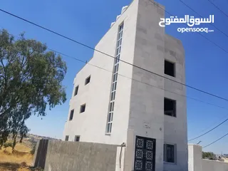  2 عمارة بتصميم فيلا في اجمل مناطق مرج الحمام قرب ترخيص غرب عمان موقع مميز جدا و ذات اطلاله خلابه