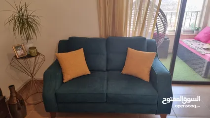  3 طقم كنب 7 مقاعد للبيع طاولة وسط + جانبيات