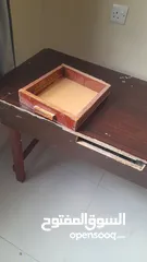  1 طاولة لوضع الاجهزة المكتبية
