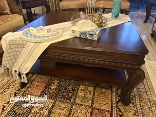  7 طقم كنب لغرفة ضيوف للبيع 2 ثنائية كبيرة 2 مفرده  مع طاولات وسط 2 جانبية لون بني