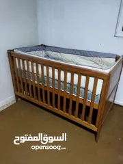  1 سرير اطفال ماركة  Mothercare  صناعة بريطانيه  أبعاده  140 *70*88