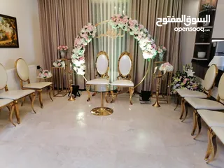  1 كوشة دائرية بتنسيق ورد مميز مع كامل اكسسوراتها