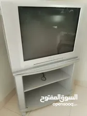  2 تلفزيون توشيبا قديم من فتره التسعينات مع قاعدة لون فضي مع فيديو أشرطة كبير