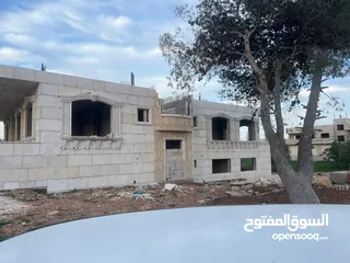  12 فيلا عظم 560م على قطعة أرض 1035متر على شارع البترا للبيع