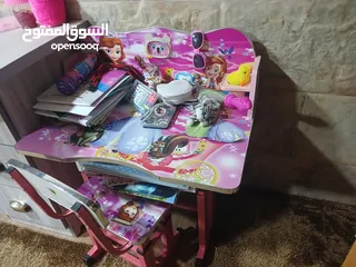  1 مكتب اطفال وسرير بيبي