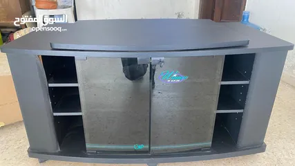 1 طاولة تلفزيون حاله ممتازه جديده