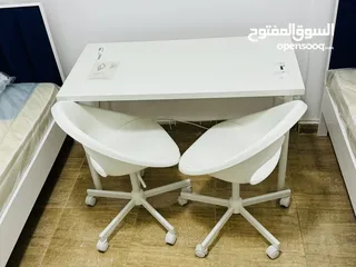  2 طاوله واتنين كرسي متحرك