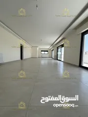  1 روف جديد لم يسكن مع ترسات خارجية واسعة بإطلالــــه بانوراما