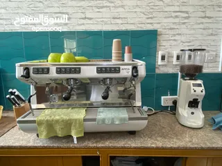  1 مكينة قهوة NUOVA SIMONELLI APPIA LIFE II 2 مع مطحنة NUOVA SIMONELLI