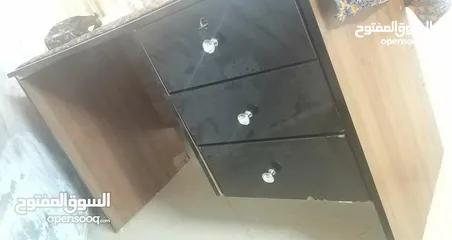 2 مكتب + كنبتين + استناند احترافي + اناره + طاولات خشب + مكنسة كهربا للبيع بسعر حرررق