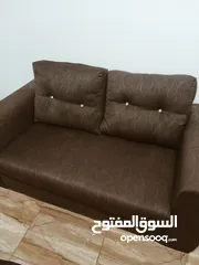  3 طقم كنب بحاله جيده للبيع سبع مقاعد مع طاولات