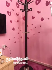  1 علاقه ملابس و سله غسيل قش