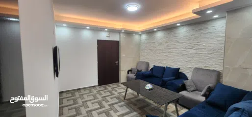  1 شقة وسط البلد قريبة من جميع الخدمات الشقة مكونة من غرفتين وصالون وحمامين ومطبخ وبرندة