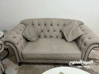 3 كنب تفصيل ما الو غير سنه جديد جديد جديد ولا كانو مستعمل مع طاولات وبرداي وسجادة كلو استعمال سنه فقط