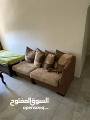  2 كنب بحالة جيدة جدا للبيع ، لا يوجد توصيل