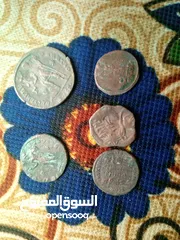  2 خمس  عملات معدنية روماني قديمة جدا     تذكارية  للبيع بسعر مغري 50 دينار فقط   ...............