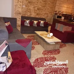  1 طقم كنب شبه جديد للبيع، مع السجاد والطاولة