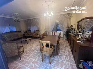  7 منزل مستقل من طابقين منفصلين على شارعين مع حديقة في مدينة إربد للبيع