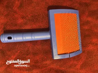  6 مستلزمات قطه مستعمله استعمال بسيط وبحاله ممتازه مشط -شامبو-مقص اظافر-رمل نص الكيس -لتر بوكس-بوكس نقل
