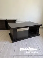  2 طرابيزات خشب و اثاث طبي للبيع