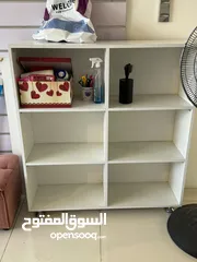  10 ديكور واكسسوارات محل تجاري مستعمل بحالة ممتازة للبيع بشرط كامل الأثاث والديكور