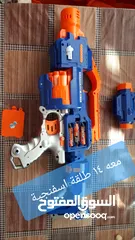  1 مسدس او برودة نيرف  nerf مستعملة و هي  تعمل و معها 14 طاقة اسفنجية للبيع