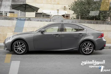  12 Lexus IS300H 2018 - للبيع