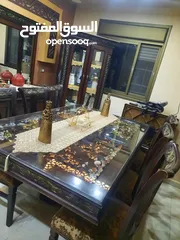  13 طاولة سفرة مع 8 كراسي ديكورات وخزانه ومرايه معها خزانه