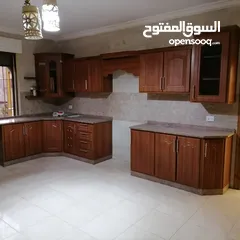  7 شقه طابق من فيلا  من المالك مباشره يومي