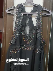  1 فستان سواريه اسم مطرز ينفع لحد رفيع مستعمل لم يستخدم بعد لسه جديد بحالته .. للبيع بمناسبة العيد ب750