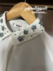  1 قميص ابيض شيفون مع خرز ازرق