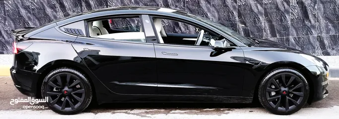  10 تيسلا 2023 model 3 فحص كامل اوتوسكور لون اسود ملوكي داخلي ابيض بحالة الوكالة بسعر لقطة ومحروووق
