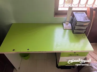  4 غرفة نوم مستعمل للبيع بسعر جيد تختين وخزانة ومكتب وكومدينا وفرشات خشب لاتيه.